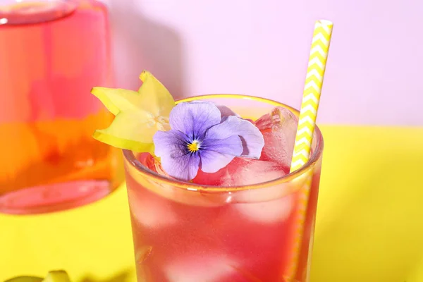Cocktail Fresco Verão Com Carambola Flor Mesa Amarela Perto Parede — Fotografia de Stock