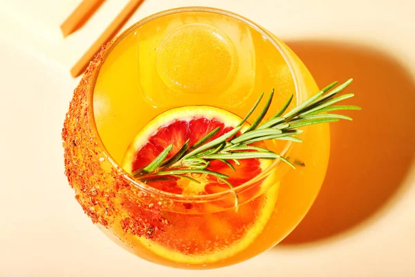 Färsk Sommar Cocktail Med Grapefrukt Och Rosmarin Orange Bakgrund — Stockfoto