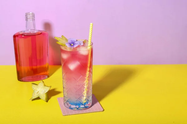 Cocktail Frais Été Avec Carambole Fleur Sur Table Jaune Près — Photo