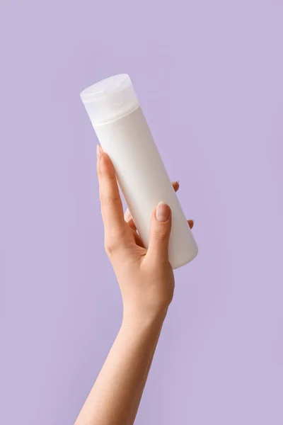 Ręczne Trzymanie Produktu Kosmetycznego Tle Lilii — Zdjęcie stockowe