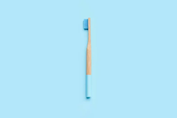Οδοντόβουρτσα Μπαμπού Μπλε Φόντο — Φωτογραφία Αρχείου