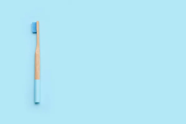 Bambus Zahnbürste Auf Blauem Hintergrund — Stockfoto