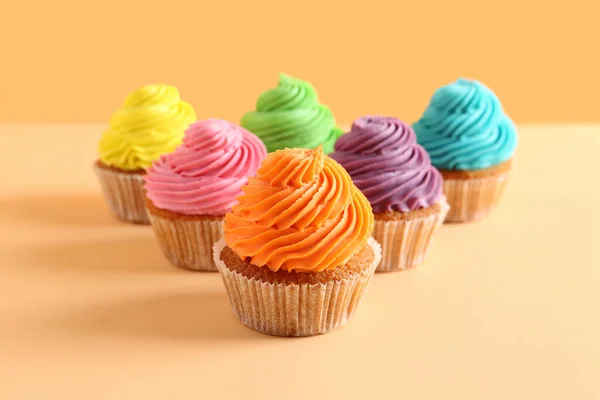 Lecker Bunte Cupcakes Auf Orangefarbenem Hintergrund — Stockfoto