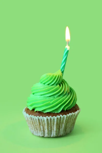 緑の背景に誕生日キャンドルとおいしいカップケーキ — ストック写真