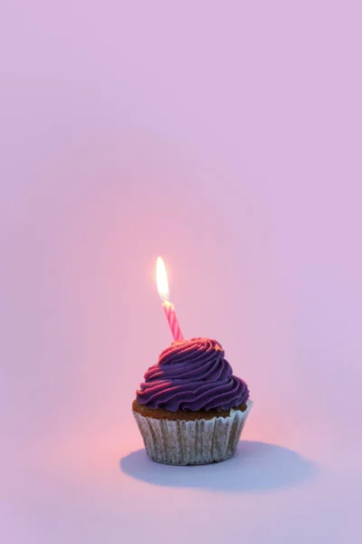 Νόστιμο Cupcake Κερί Γενεθλίων Λιλά Φόντο — Φωτογραφία Αρχείου