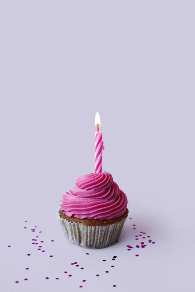 ライラックを背景に誕生日キャンドルとおいしいカップケーキ — ストック写真