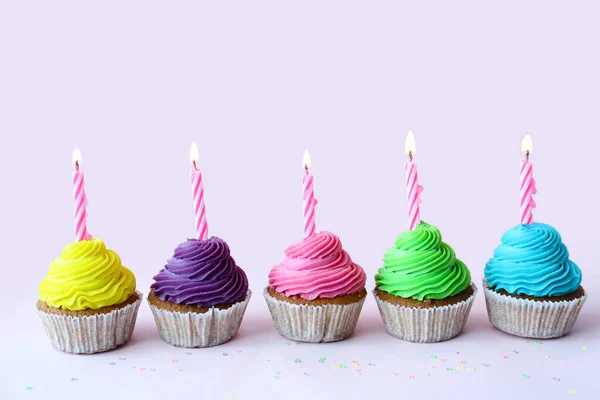Sabrosos Cupcakes Con Velas Cumpleaños Sobre Fondo Lila — Foto de Stock