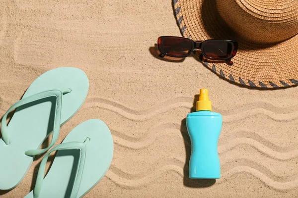 Composición Creativa Con Crema Protectora Solar Accesorios Playa Sobre Arena —  Fotos de Stock
