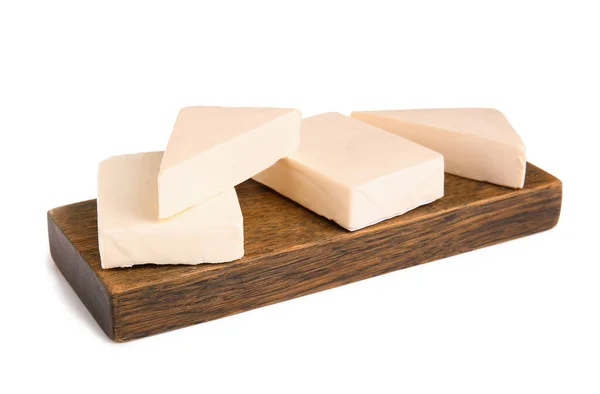 Beyaz Arkaplanda Işlenmiş Peynirli Tahta — Stok fotoğraf