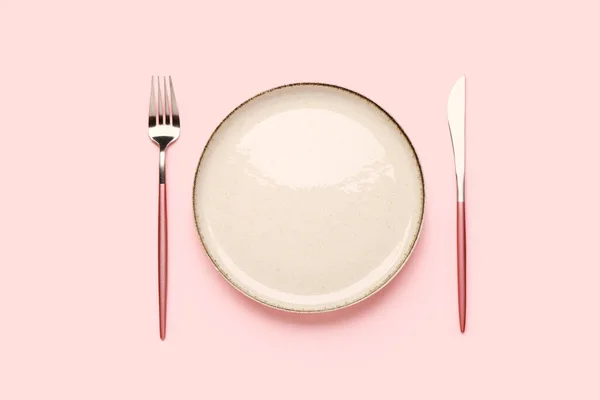 Gyönyörű Egyszerű Asztali Beállítás Rózsaszín Háttér — Stock Fotó