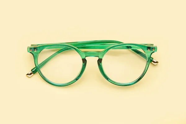 Κομψά Πράσινα Γυαλιά Ανοιχτό Κίτρινο Φόντο — Φωτογραφία Αρχείου