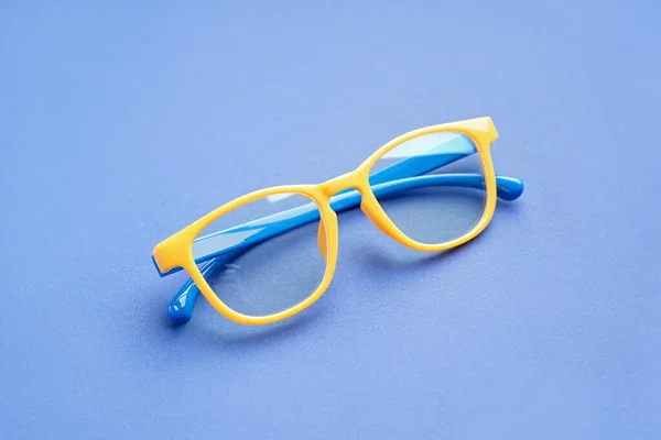 Óculos Amarelos Elegantes Fundo Azul — Fotografia de Stock