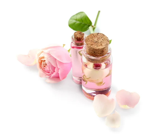 Μπουκάλια Καλλυντικού Ελαίου Εκχύλισμα Τριαντάφυλλου Και Λουλούδι Λευκό Φόντο — Φωτογραφία Αρχείου