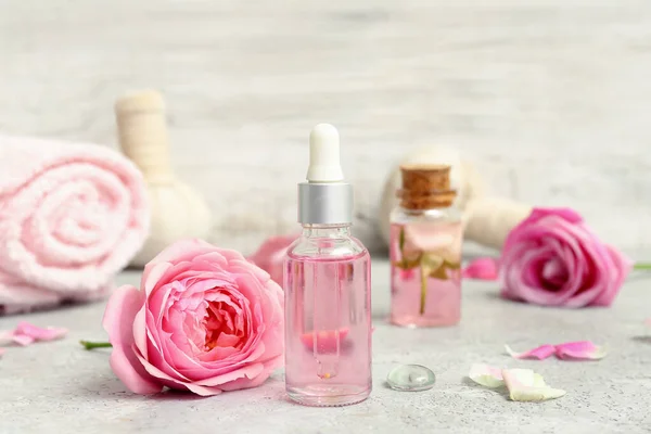 Bottiglie Olio Cosmetico Con Estratto Rosa Fiori Tavola Bianca — Foto Stock