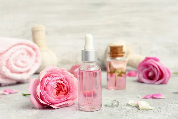 Garrafas Óleo Cosmético Com Extrato Rosa Flores Mesa Branca — Fotografia de Stock