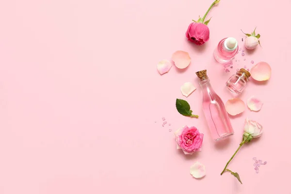 Flaskor Med Kosmetisk Olja Med Ros Extrakt Och Blommor Rosa — Stockfoto