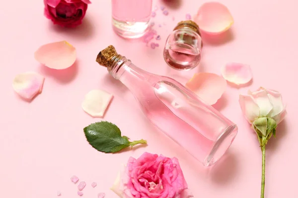 Бутылки Косметического Масла Экстрактом Розы Цветами Розовом Фоне — стоковое фото