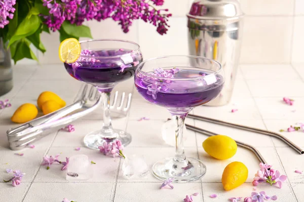 Cocktailgläser Eiswürfel Kumquat Und Fliederblumen Auf Hellem Fliesentisch — Stockfoto