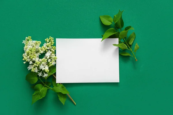 Tarjeta Blanco Con Flores Lila Sobre Fondo Verde Oscuro —  Fotos de Stock