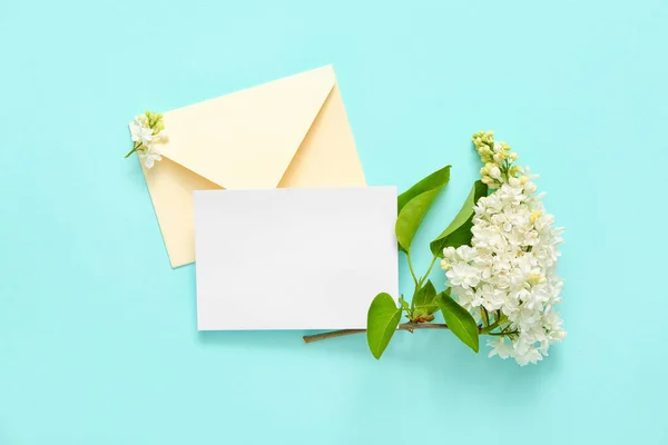 Kuvert Och Tomt Kort Med Lila Blommor Blekblå Bakgrund — Stockfoto