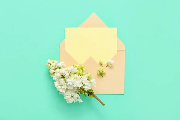 Enveloppe Avec Carte Blanche Fleurs Lilas Sur Fond Turquoise — Photo