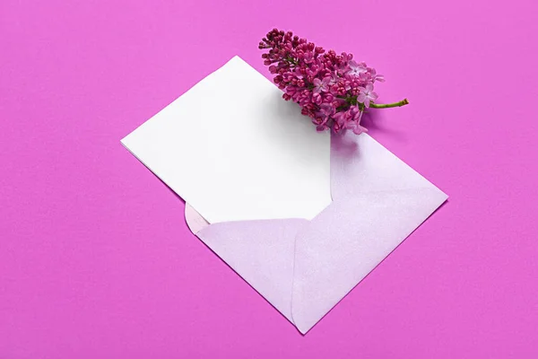 Конверт Порожньою Карткою Красивим Бузком Фіолетовому Фоні — стокове фото