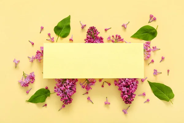 薄い黄色の背景に空白のカードと美しいライラックの花 — ストック写真
