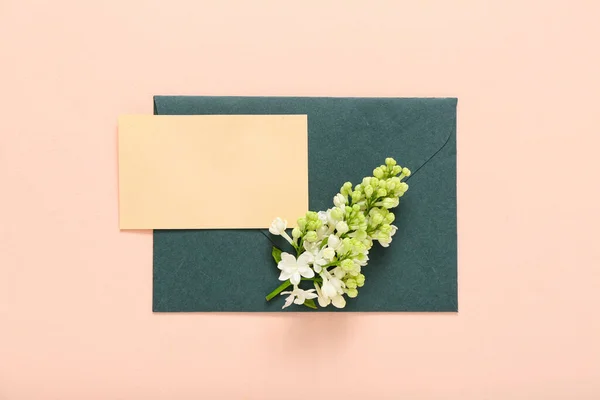 Cartões Branco Belas Flores Lilás Fundo Rosa Pálido — Fotografia de Stock