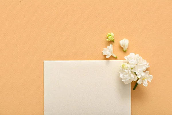 Boş Kart Soluk Turuncu Arka Planda Güzel Leylak Çiçekleri — Stok fotoğraf