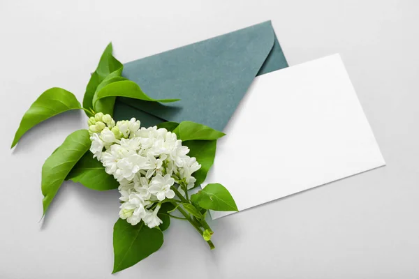 Φάκελος Λευκή Κάρτα Και Όμορφο Λιλά Γκρι Φόντο — Φωτογραφία Αρχείου