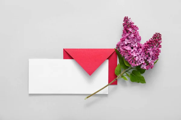 Rode Envelop Met Blanco Kaart Mooie Lila Grijze Achtergrond — Stockfoto