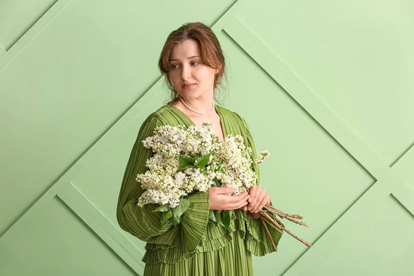 Νεαρή Γυναίκα Μπουκέτο Λουλούδια Πασχαλιάς Πράσινο Φόντο — Φωτογραφία Αρχείου