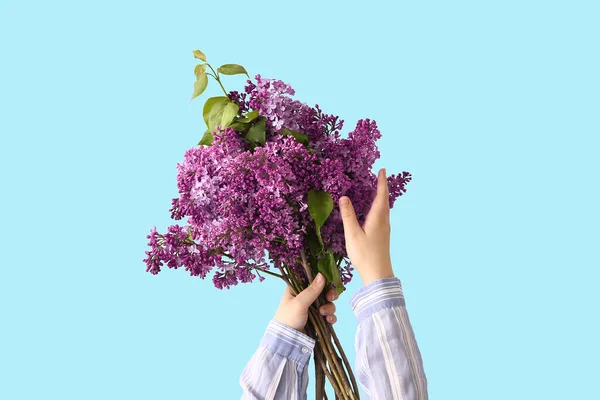 Mains Féminines Avec Bouquet Fleurs Lilas Sur Fond Bleu — Photo