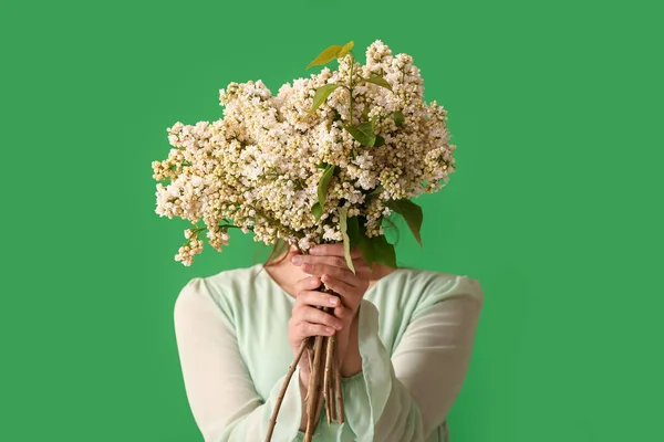 Молода Жінка Букетом Бузкових Квітів Зеленому Фоні — стокове фото