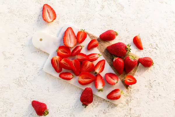 Board Fresh Strawberries White Background — Stock Photo, Image