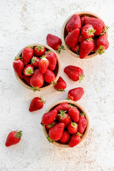 Schalen Mit Frischen Erdbeeren Auf Weißem Hintergrund — Stockfoto