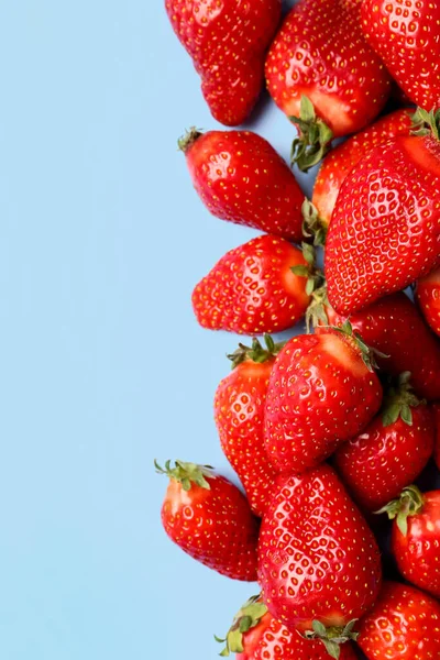 Frische Erdbeeren Auf Blauem Hintergrund — Stockfoto