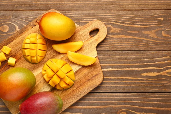 Cutting Board Fresh Ripe Mangoes Wooden Background — Stock Photo, Image