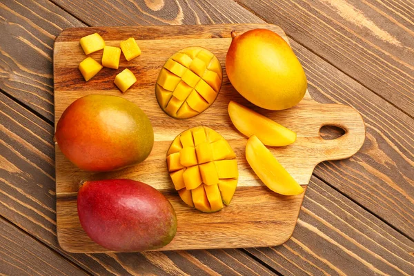 Cutting Board Fresh Ripe Mangoes Wooden Background — Stock Photo, Image