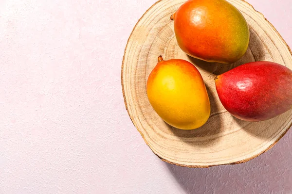 Fresh Ripe Mangoes Light Background — Stock Photo, Image