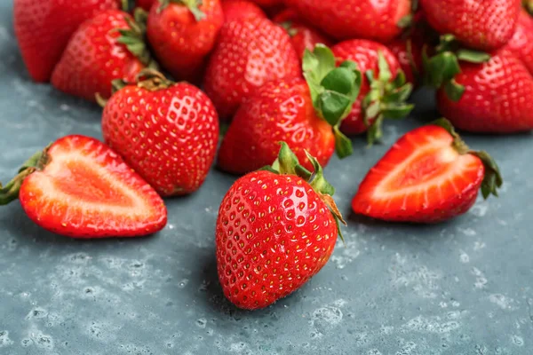 Frische Erdbeeren Auf Blauem Hintergrund — Stockfoto