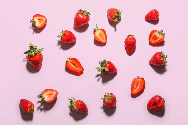 Frische Erdbeeren Auf Fliederfarbenem Hintergrund — Stockfoto
