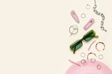 Güneş gözlüklü şık aksesuarlar ve arka planda yaz şapkası.