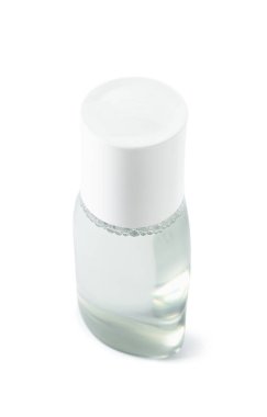 Beyaz zemin üzerinde bir şişe mikiler suyu