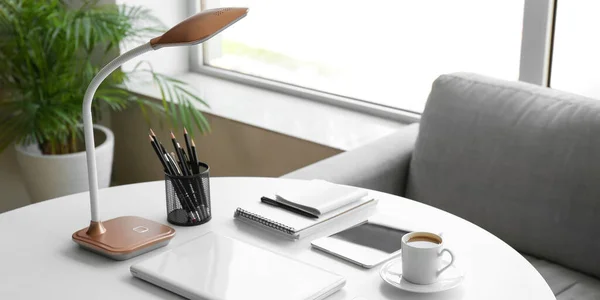 办公室里的现代笔记本电脑 平板电脑 一杯咖啡 台灯和文具 — 图库照片