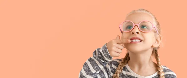 Menina Com Dentes Saudáveis Fundo Cor Com Espaço Para Texto — Fotografia de Stock