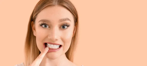 Mulher Bonita Com Dentes Saudáveis Gengivas Fundo Bege Com Espaço — Fotografia de Stock