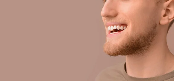 Uśmiechnięty Młody Człowiek Zdrowymi Zębami Beżowym Tle Miejscem Tekst Zbliżenie — Zdjęcie stockowe
