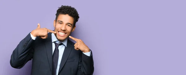 幸せなアフリカ系アメリカ人ビジネスマンの肖像テキストのためのスペースとライラックの背景に — ストック写真