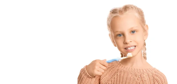 Bambina Pulizia Dei Denti Sfondo Bianco Con Spazio Testo — Foto Stock